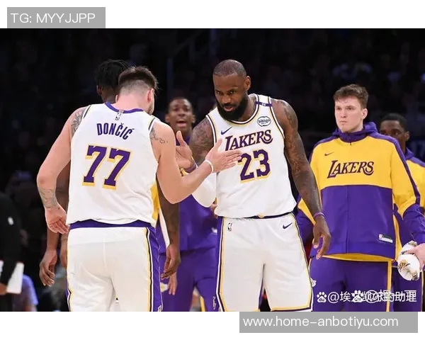 詹姆斯领衔湖人对决猛龙球队的精彩较量与战术分析